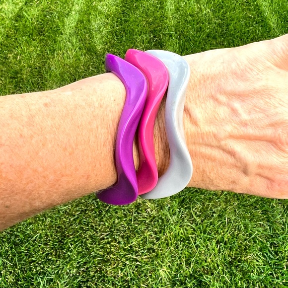 Vintage Acrylic Wave Bangle Bracelets - Picture 7 of 8
